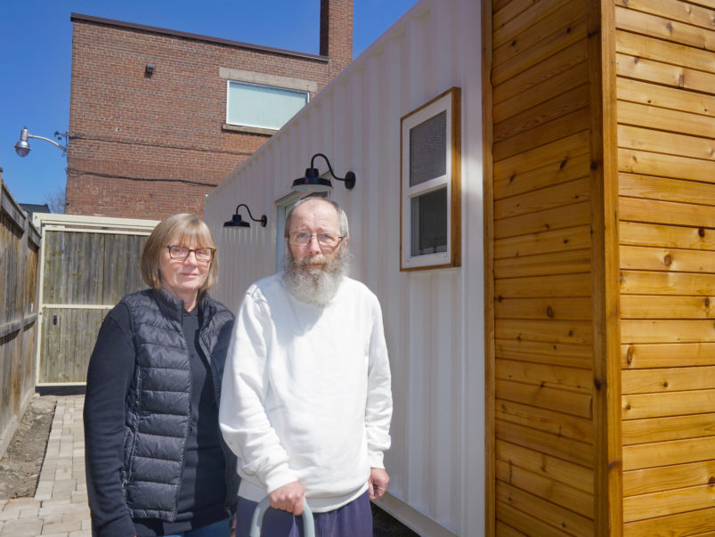 Kasey Watson et son frère Terry Watson se tiennent devant leur unité de logement préfabriquée. Bien que les frères et sœurs aient voulu des espaces de vie séparés, Kasey ne voulait pas que son frère soit trop éloigné.